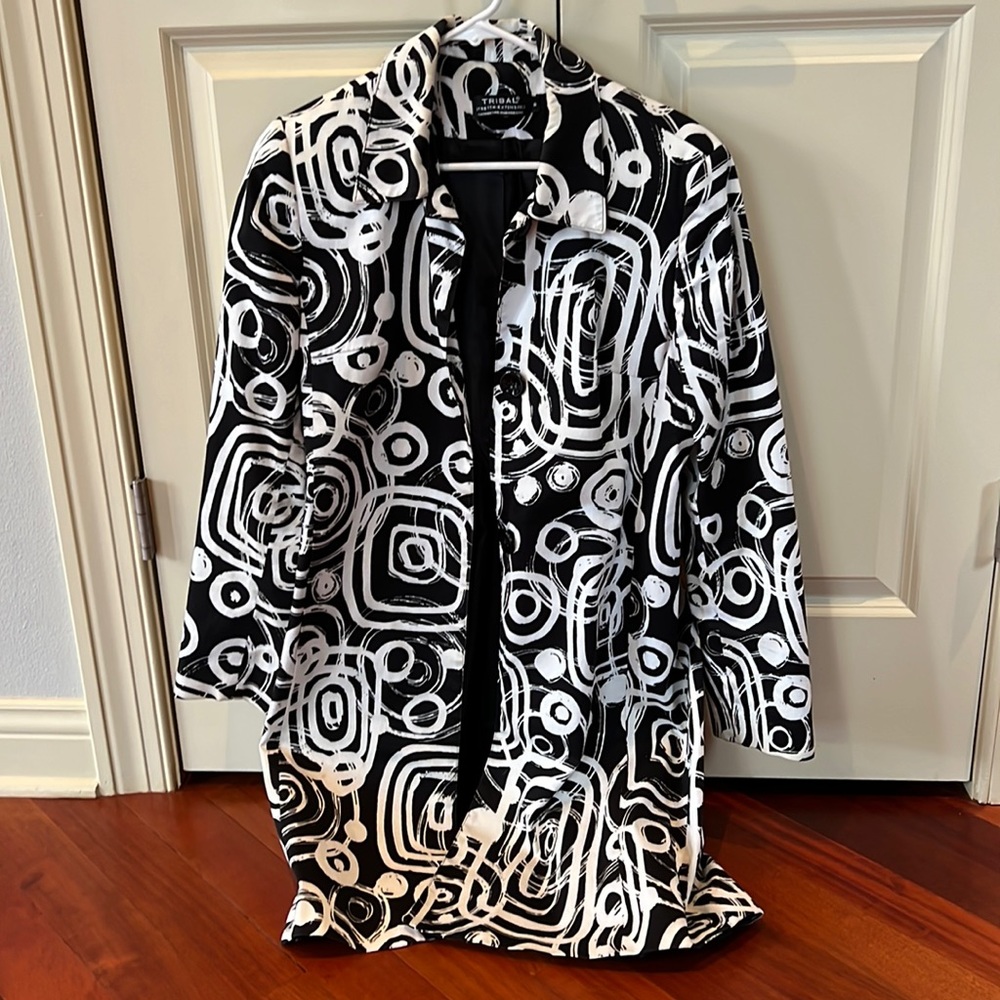 Graphic lightweight trenchcoat. Perfect for spring!